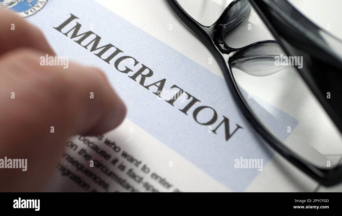 Toucher le document d'immigration Banque D'Images