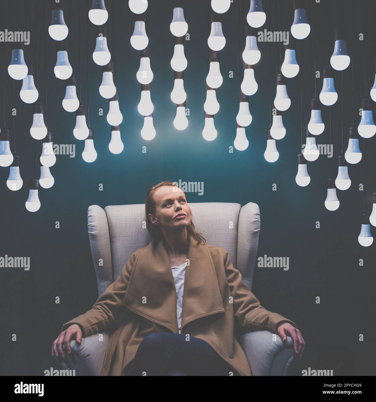 Pensive, jeune femme ayant tant d'idées pour des entreprises - éclairage d'ampoule / image concept de moment eureka (image de couleur teintée) Banque D'Images