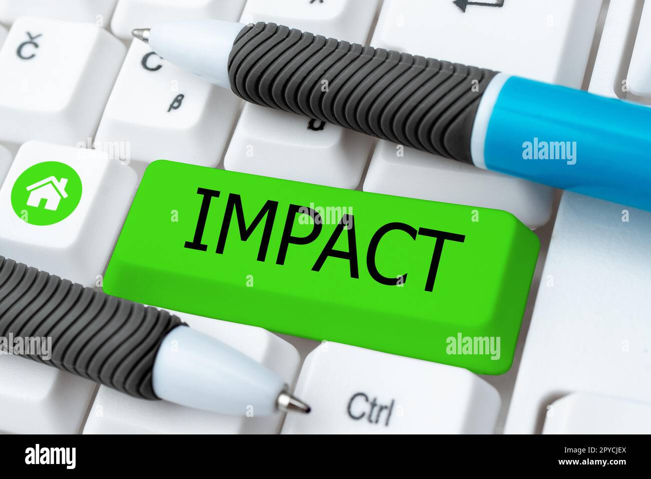 Impact sur l'écriture manuscrite. L'action de présentation commerciale d'un objet entrant de force en contact avec un autre Banque D'Images