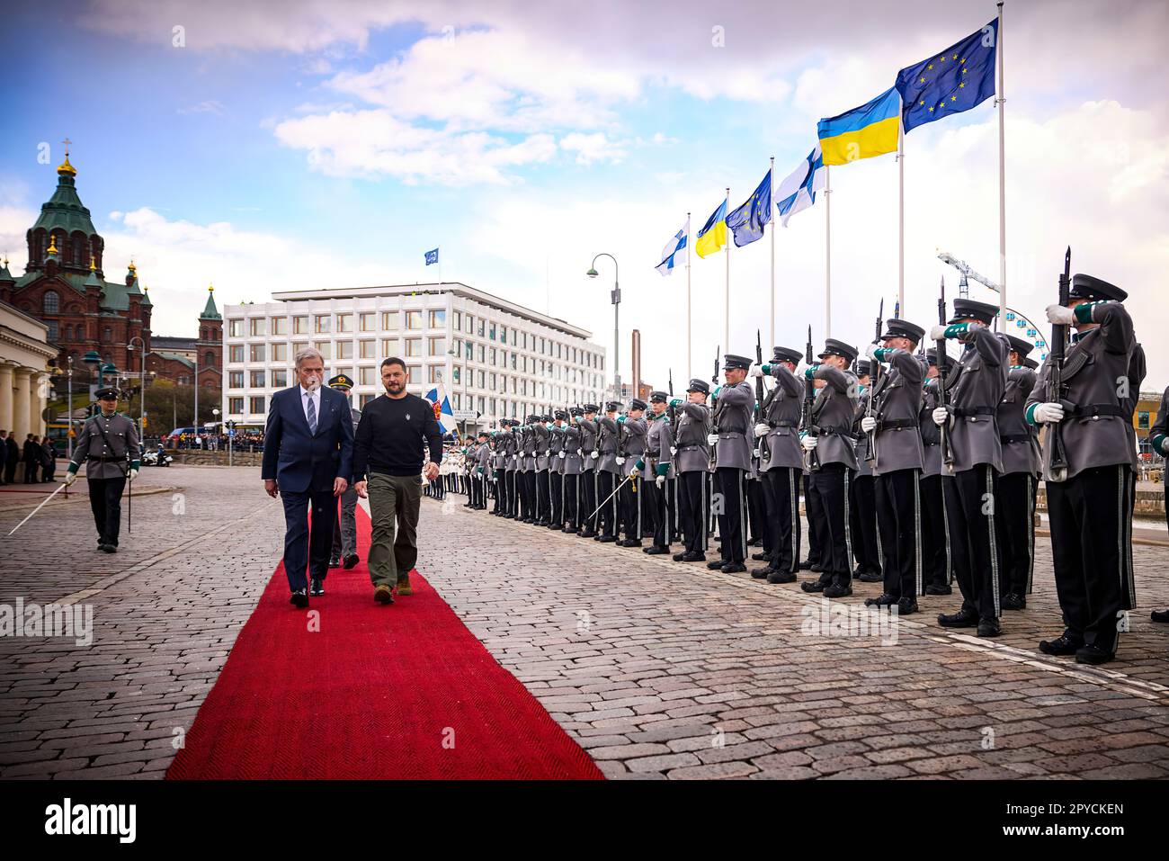 Lors de leur réunion à Helsinki, le 3 mai 2023, les Présidents de la Finlande et de l'Ukraine et les premiers Ministres du Danemark, de l'Islande, de la Norvège et de la Suède ont fait la déclaration suivante. Les dirigeants de l’Ukraine et des cinq pays nordiques ont réitéré leur condamnation sans équivoque de la guerre d’agression menée par la Russie contre l’Ukraine. L'Ukraine a fait preuve d'une détermination remarquable dans l'exercice de son droit inhérent à l'autodéfense contre cette attaque non provoquée et injustifiée. La Russie doit retirer immédiatement, complètement et sans condition toutes ses forces militaires. Banque D'Images