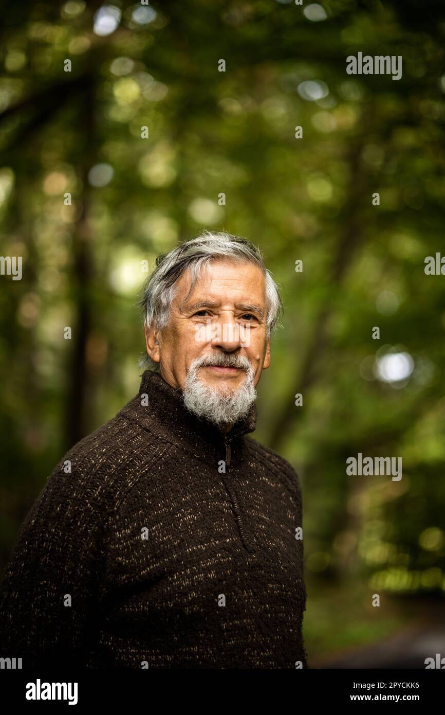 Homme âgé de race blanche marchant à l'extérieur le jour de l'automne Banque D'Images