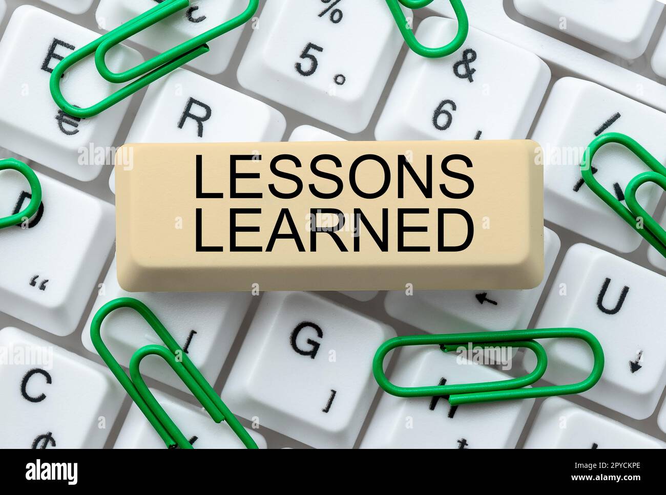 Légende conceptuelle leçons apprises. Approche commerciale promouvoir le partage et l'utilisation des connaissances issues de l'expérience Banque D'Images