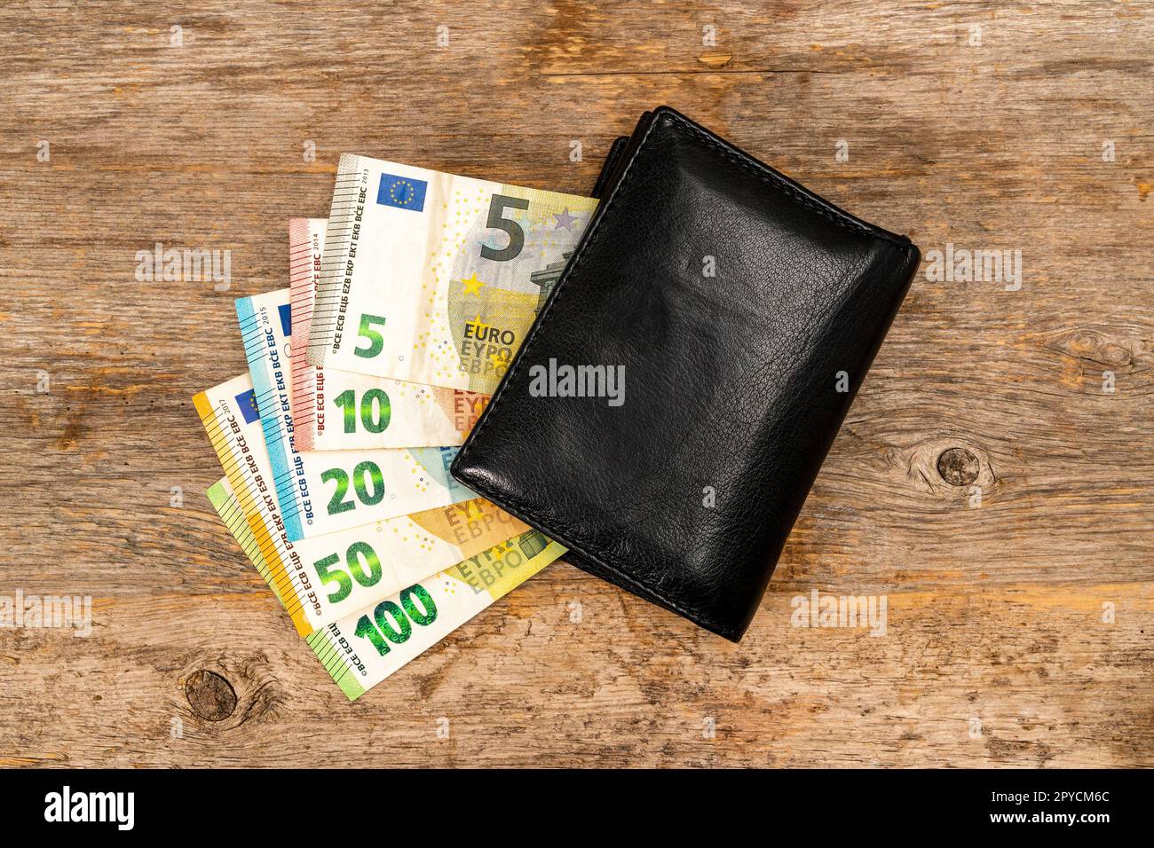 Portefeuille en cuir noir avec monnaie euro Banque D'Images