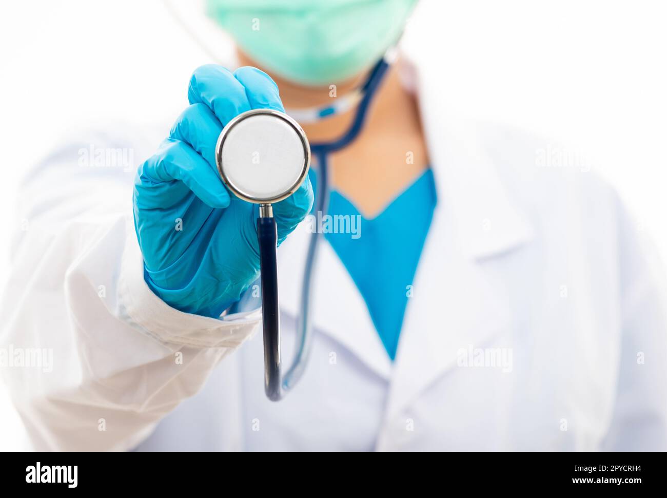 femme médecin en uniforme blanc tenant le stéthoscope Banque D'Images