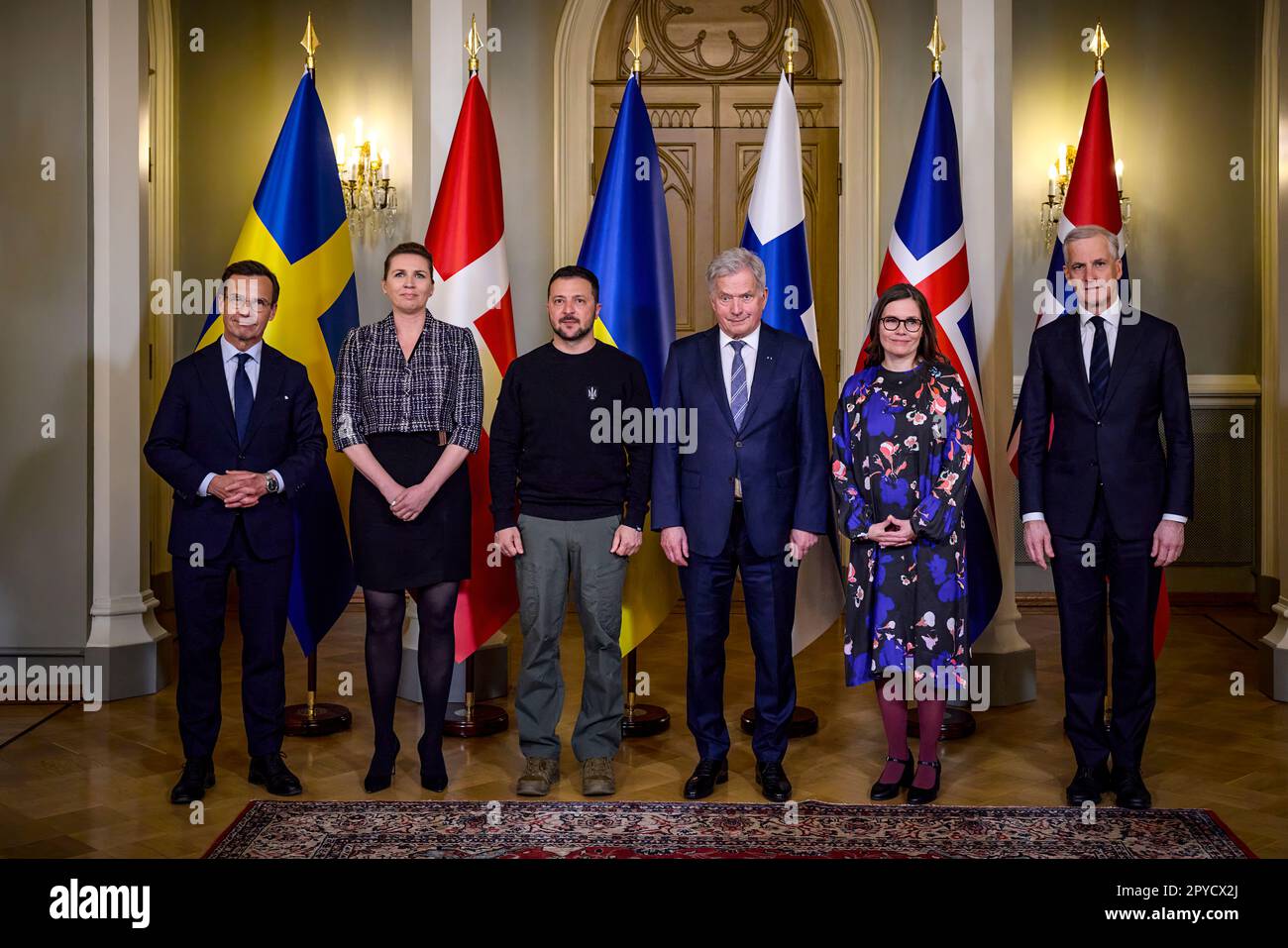 Lors de leur réunion à Helsinki, le 3 mai 2023, les Présidents de la Finlande et de l'Ukraine et les premiers Ministres du Danemark, de l'Islande, de la Norvège et de la Suède ont fait la déclaration suivante. Les dirigeants de l’Ukraine et des cinq pays nordiques ont réitéré leur condamnation sans équivoque de la guerre d’agression menée par la Russie contre l’Ukraine. L'Ukraine a fait preuve d'une détermination remarquable dans l'exercice de son droit inhérent à l'autodéfense contre cette attaque non provoquée et injustifiée. La Russie doit retirer immédiatement, complètement et sans condition toutes ses forces militaires. Banque D'Images