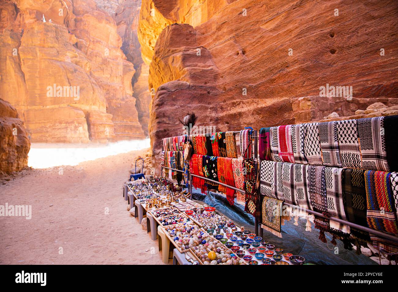 Souvenirs scarifs orientaux à Petra, Jordanie, Wadi Musa. Très belle décoration locale. Banque D'Images