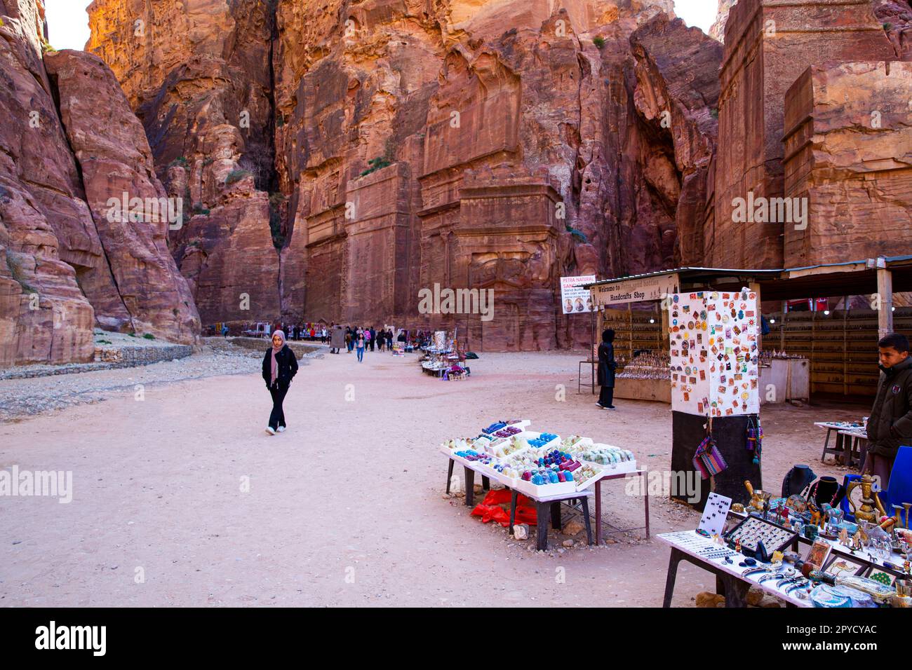 27 janvier 2023 Petra, Jordanie. Les gens de la région vendent des souvenirs, des scarfs orientaux, des bijoux et des aimants. Anciens murs sculptant en arrière-plan. Banque D'Images