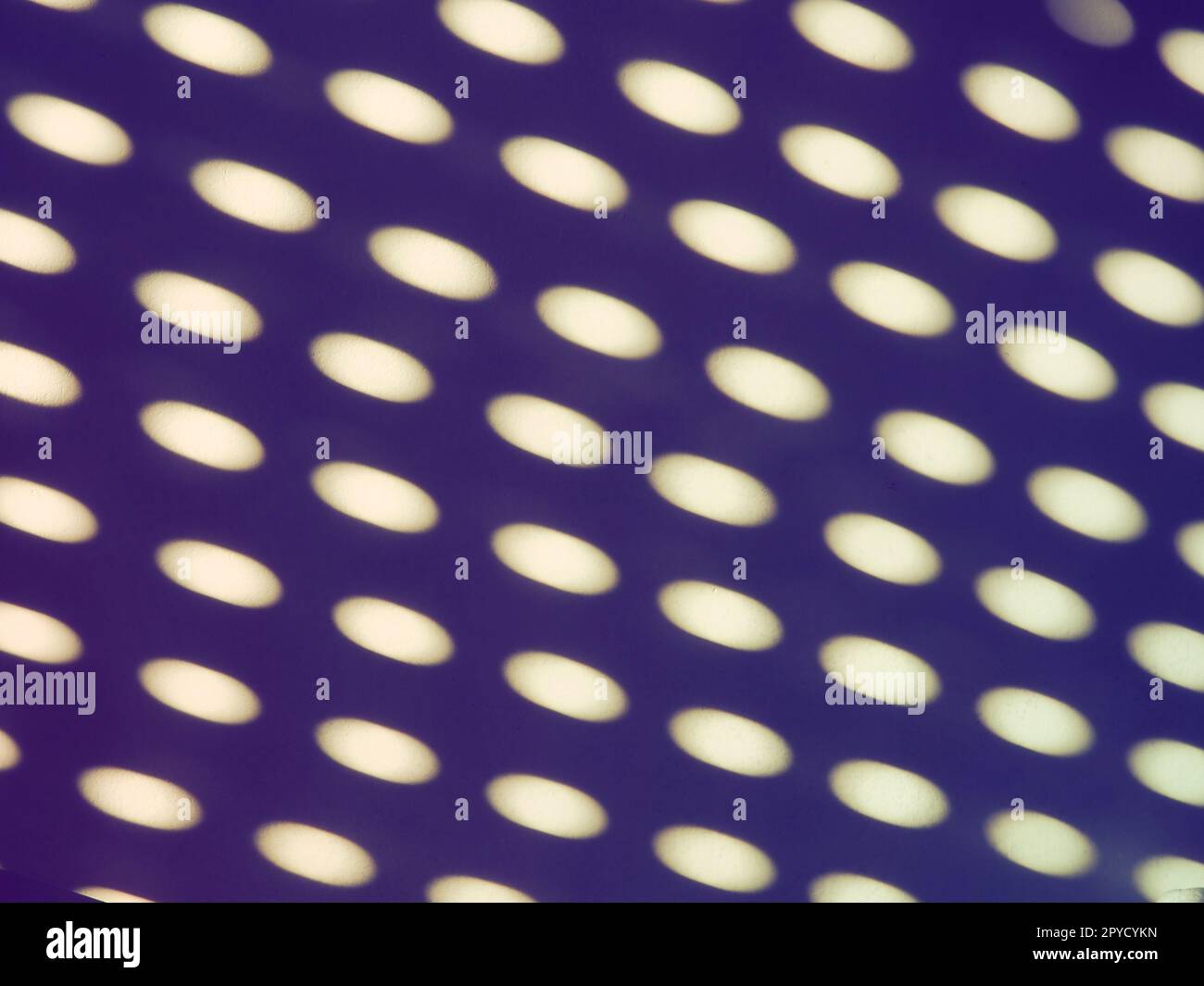 lapins solaires abstraits, points et ovales. Violet, lilas et blanc moche. Style disco rétro. Fond abstrait avec différents reflets du soleil brouillés passant par les trous des stores ou des volets Banque D'Images