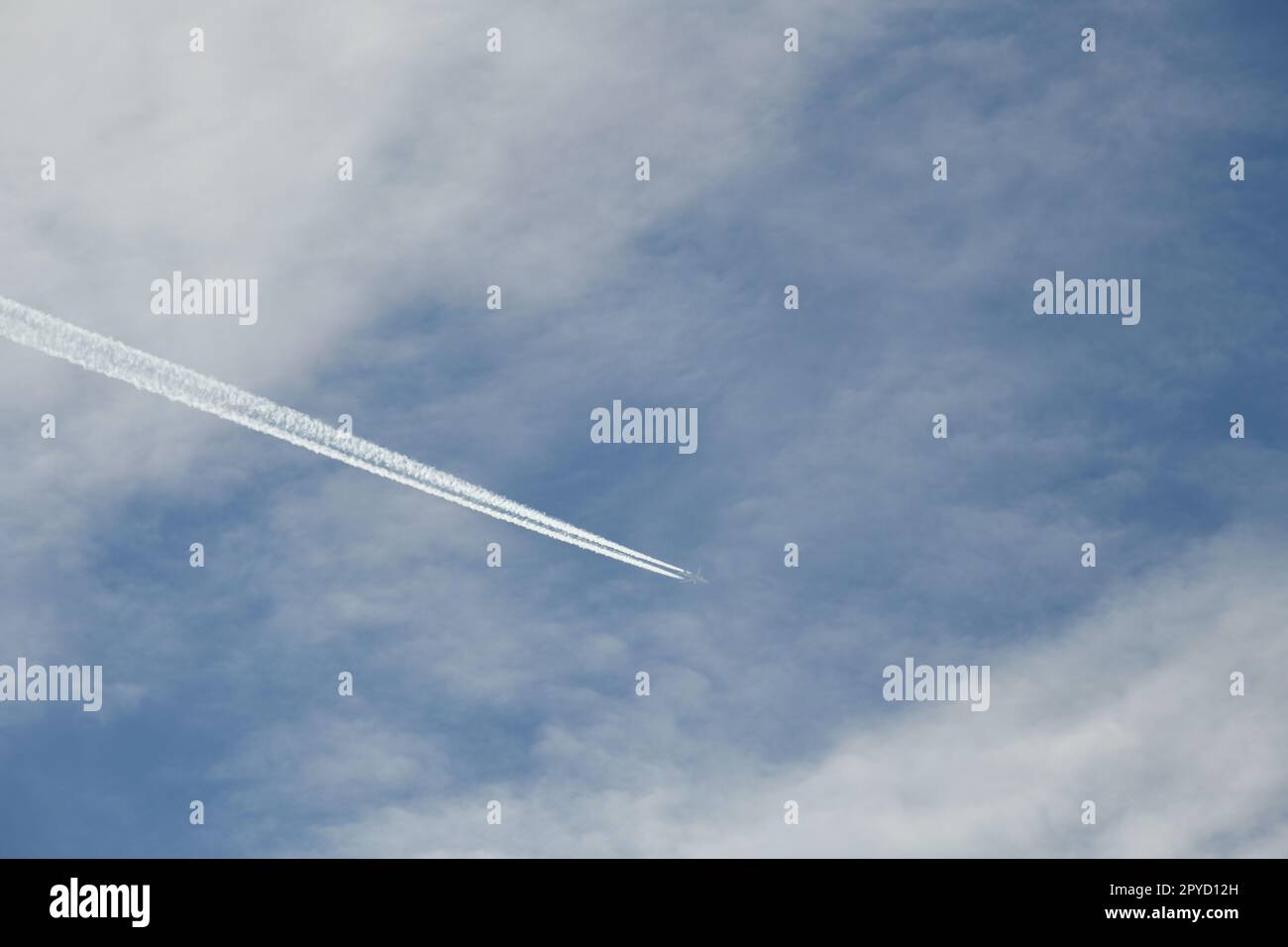 Bandelettes de kérosène d'un avion dans le ciel espagnol dans la province d'Alicante, Costa Blanca, Espagne Banque D'Images