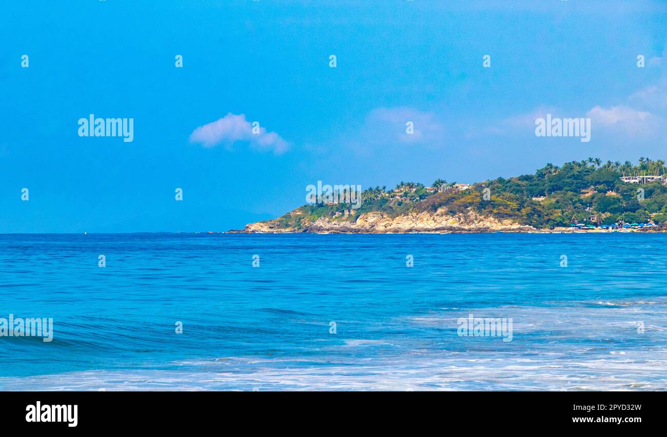 Plage sable bleu eau énorme surfeur vagues Puerto Escondido Mexique. Banque D'Images