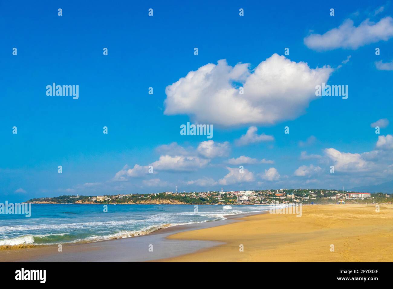 Plage sable bleu eau énorme surfeur vagues Puerto Escondido Mexique. Banque D'Images