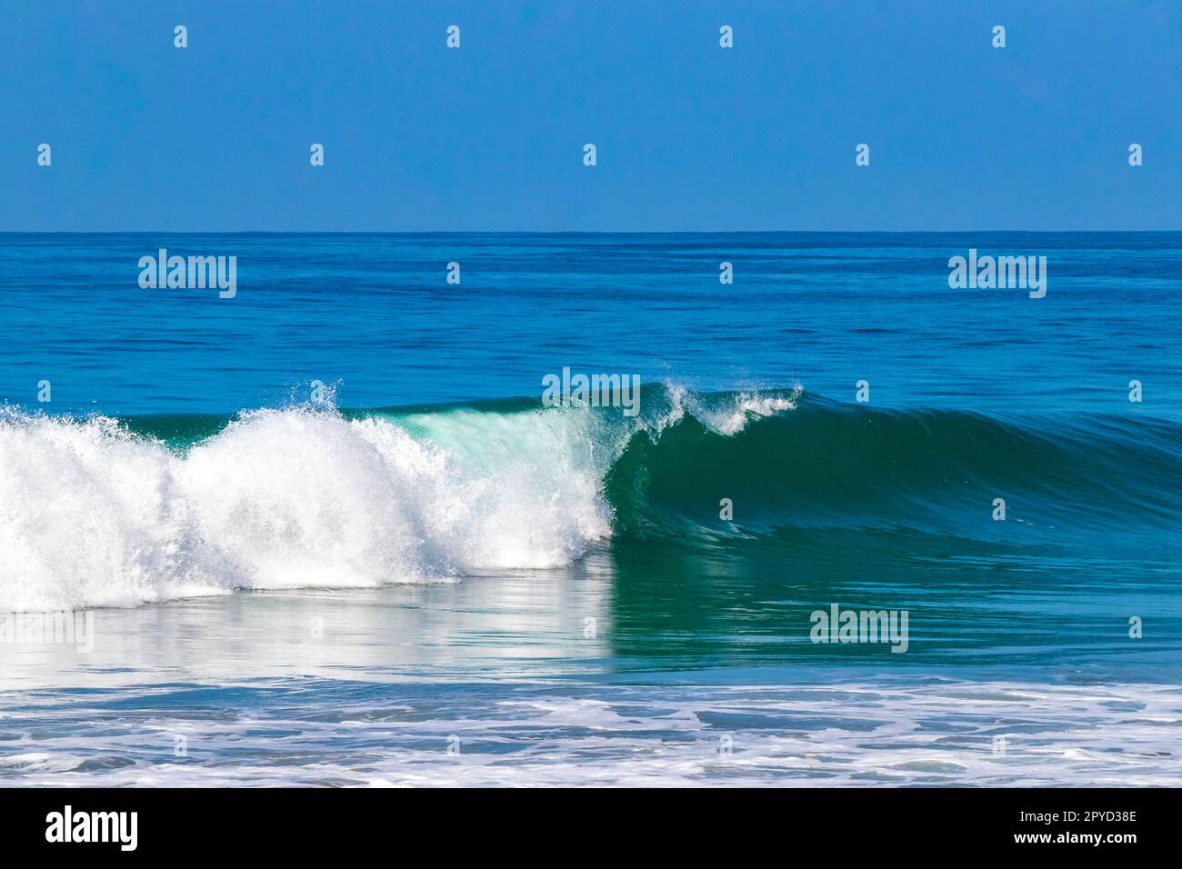 Très grandes vagues de surfeurs à la plage Puerto Escondido Mexique. Banque D'Images