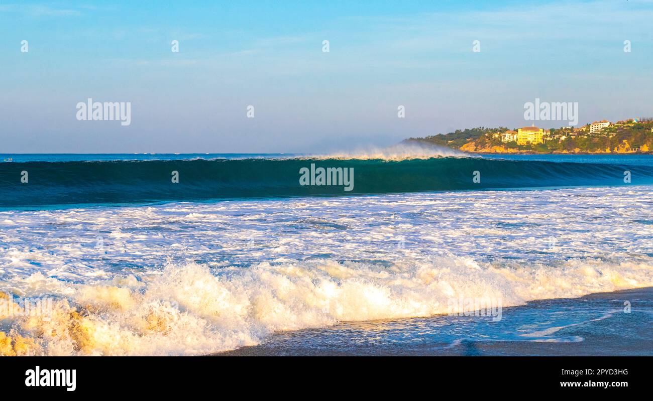 Très grandes vagues de surfeurs à la plage Puerto Escondido Mexique. Banque D'Images