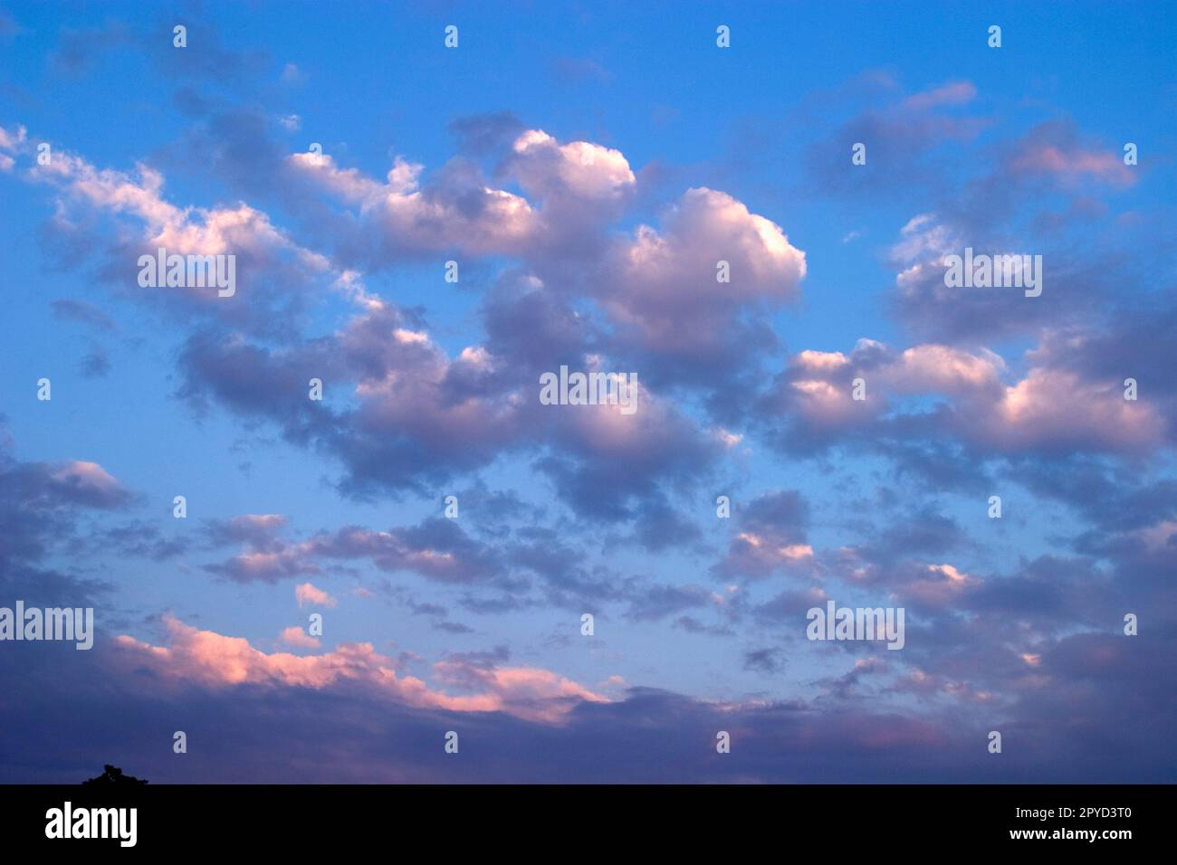 Nuages au coucher du soleil Banque D'Images