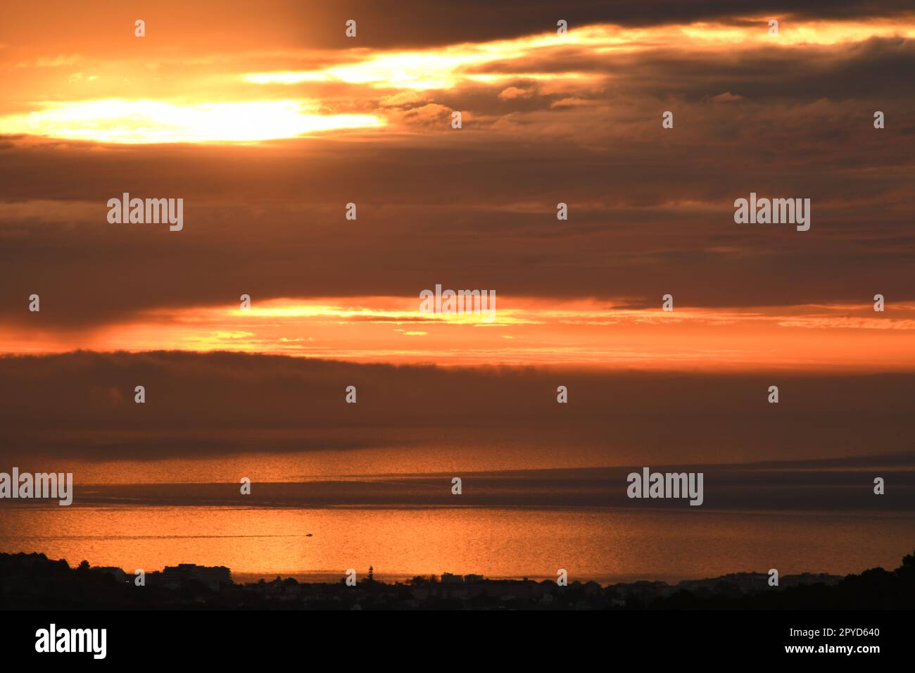 Lever de soleil sur la mer Méditerranée près d'Altea avec des nuages, province d'Alicante, Costa Blanca, Espagne Banque D'Images