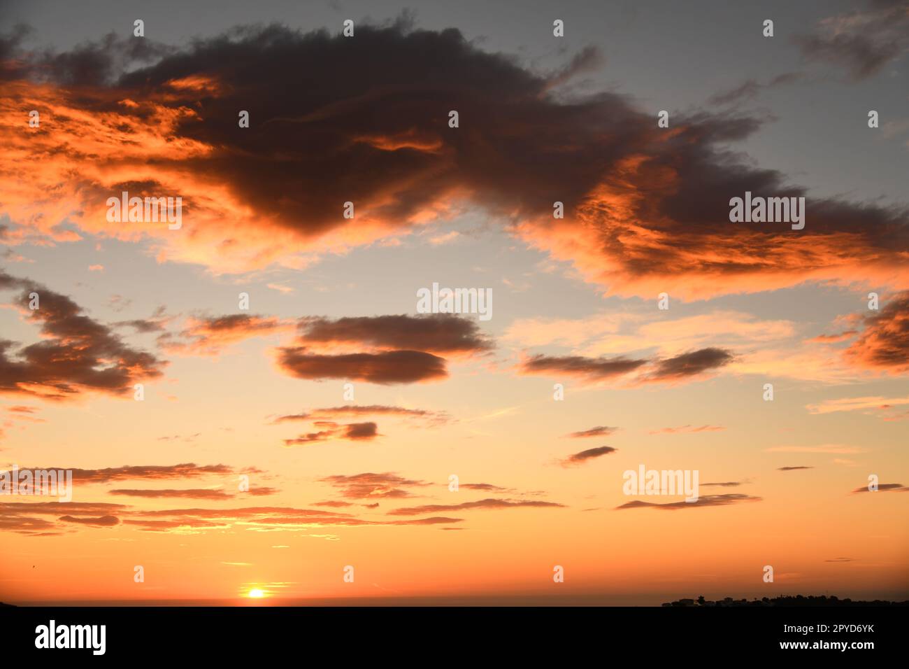 Lever de soleil sur la mer Méditerranée près d'Altea avec des nuages, province d'Alicante, Costa Blanca, Espagne Banque D'Images