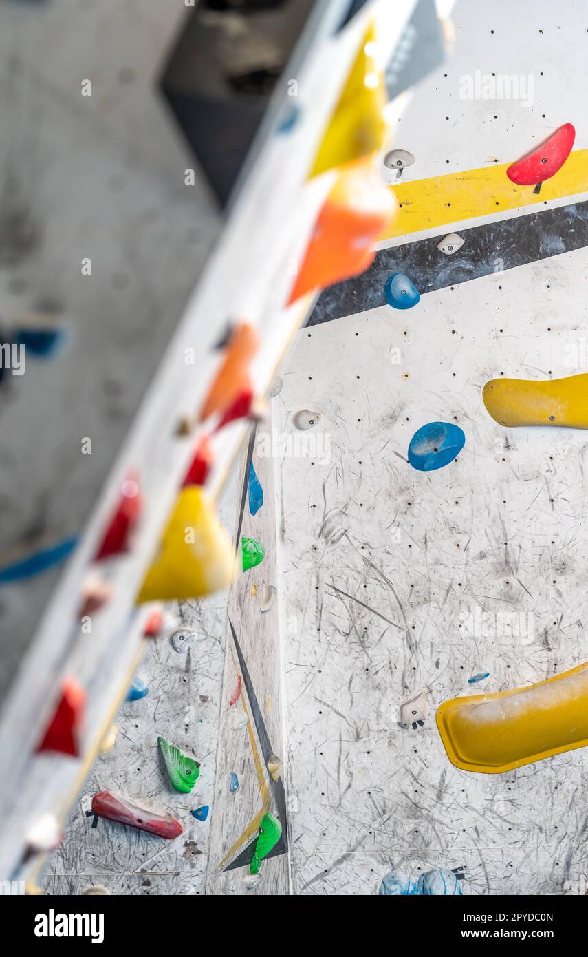 mur d'escalade artificiel avec poignées et mousquetons à l'intérieur Banque D'Images