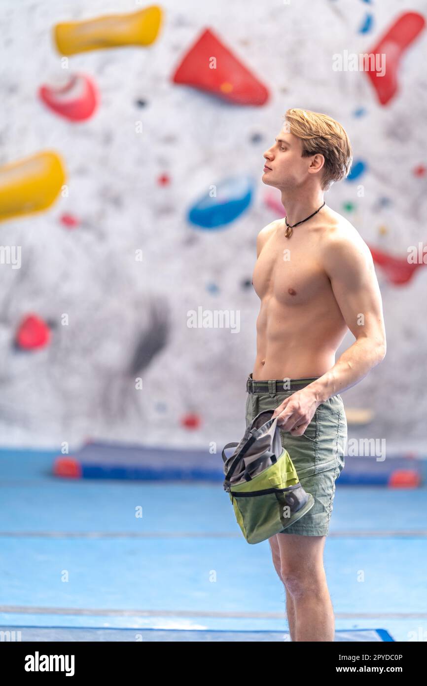 jeune homme sur un mur d'escalade Banque D'Images