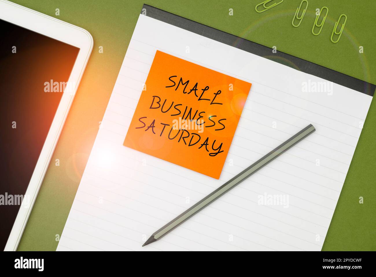 Légende du texte présentant Small Business Saturday. Mot écrit sur les vacances de shopping américaines qui ont eu lieu le samedi Banque D'Images