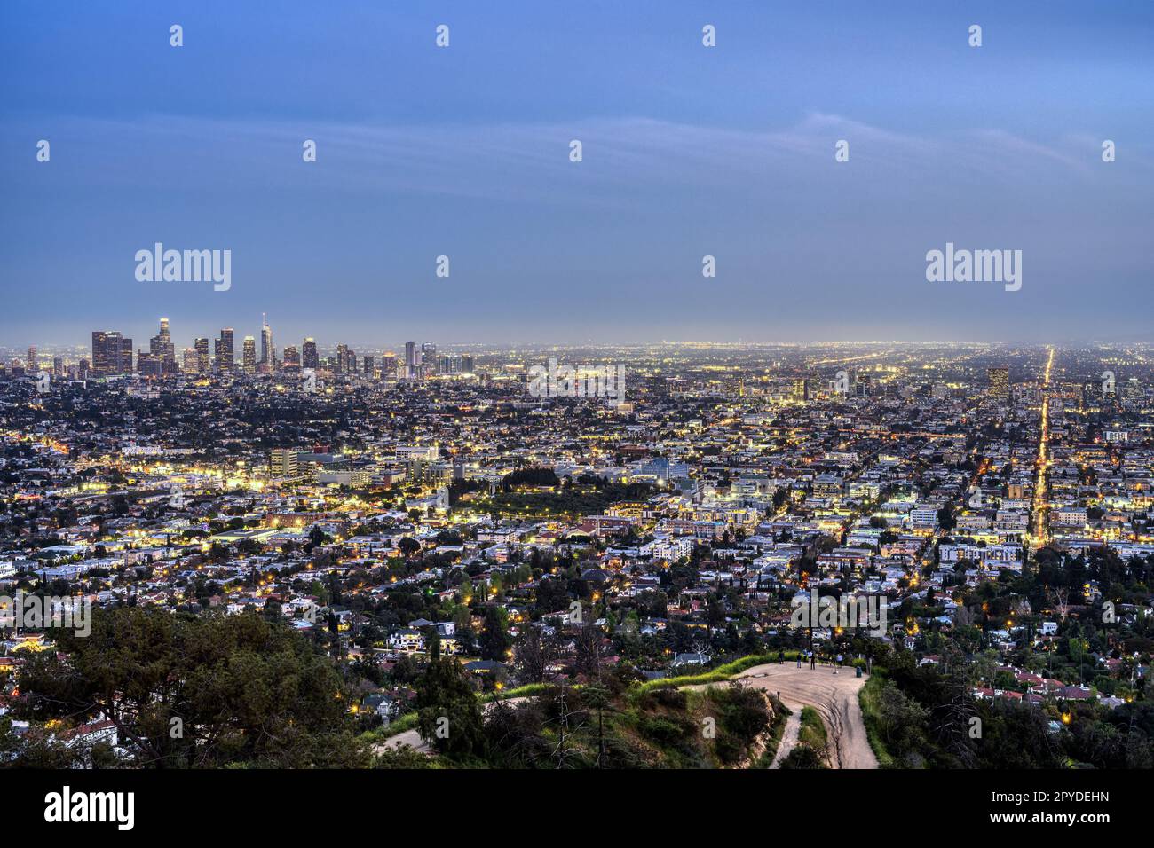 Los Angeles avec la ligne d'horizon du centre-ville à la tombée de la nuit Banque D'Images