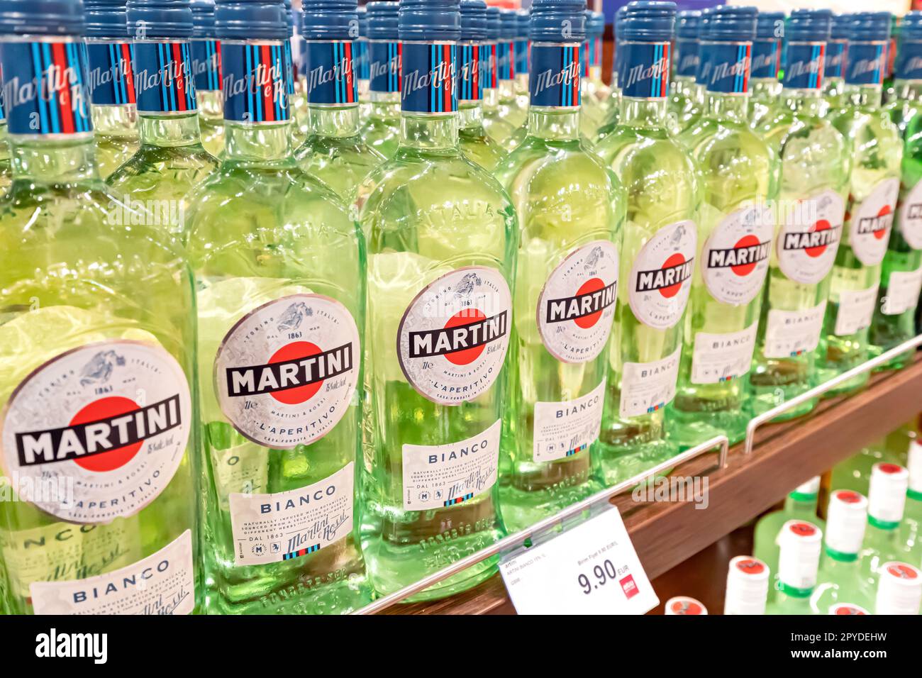 12 janvier 2023, Izmir, Turquie: Beaucoup de bouteilles de Martini en vente dans un magasin d'alcool Banque D'Images