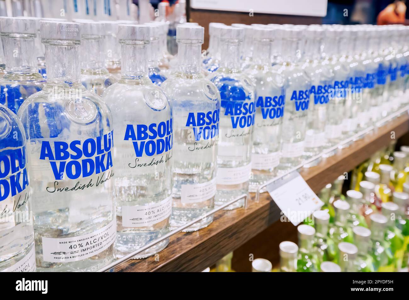 12 janvier 2023, Izmir, Turquie : vodka Absolut en vente au magasin d'alcool. Esprits forts et durs russes Banque D'Images