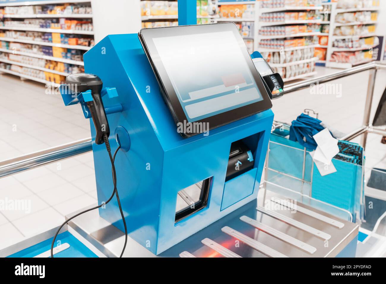lecteur de codes-barres à la caisse en libre-service dans un supermarché moderne. Caissier remplacé par une machine automatisée, concept de perte de tâche Banque D'Images