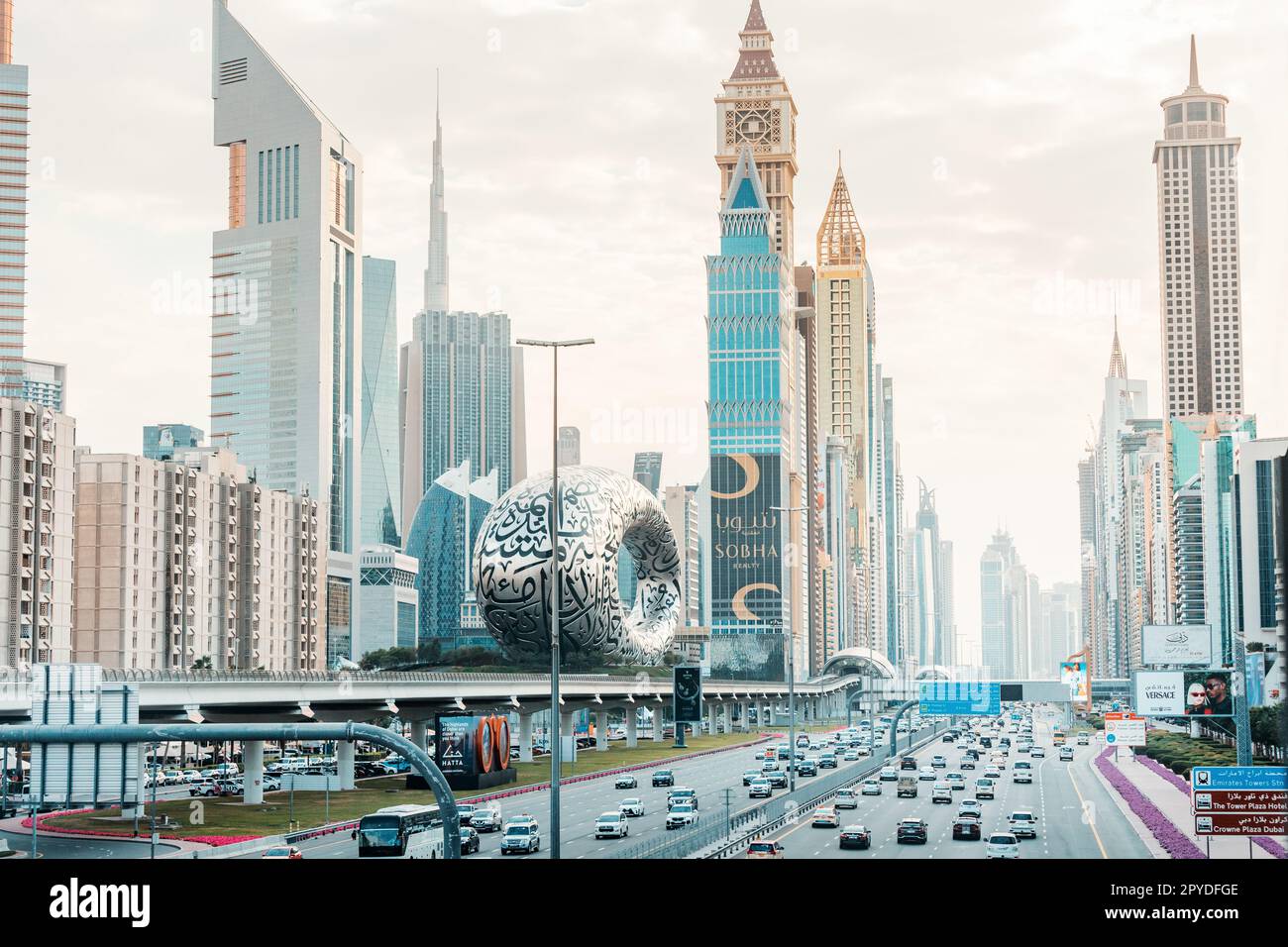 13 janvier 2023, Émirats Arabes Unis, Dubaï : gratte-ciels imposants et architecture moderne du Crescent of future Museum qui borde Sheikh Zayed Road, l'un des os de Dubaï Banque D'Images