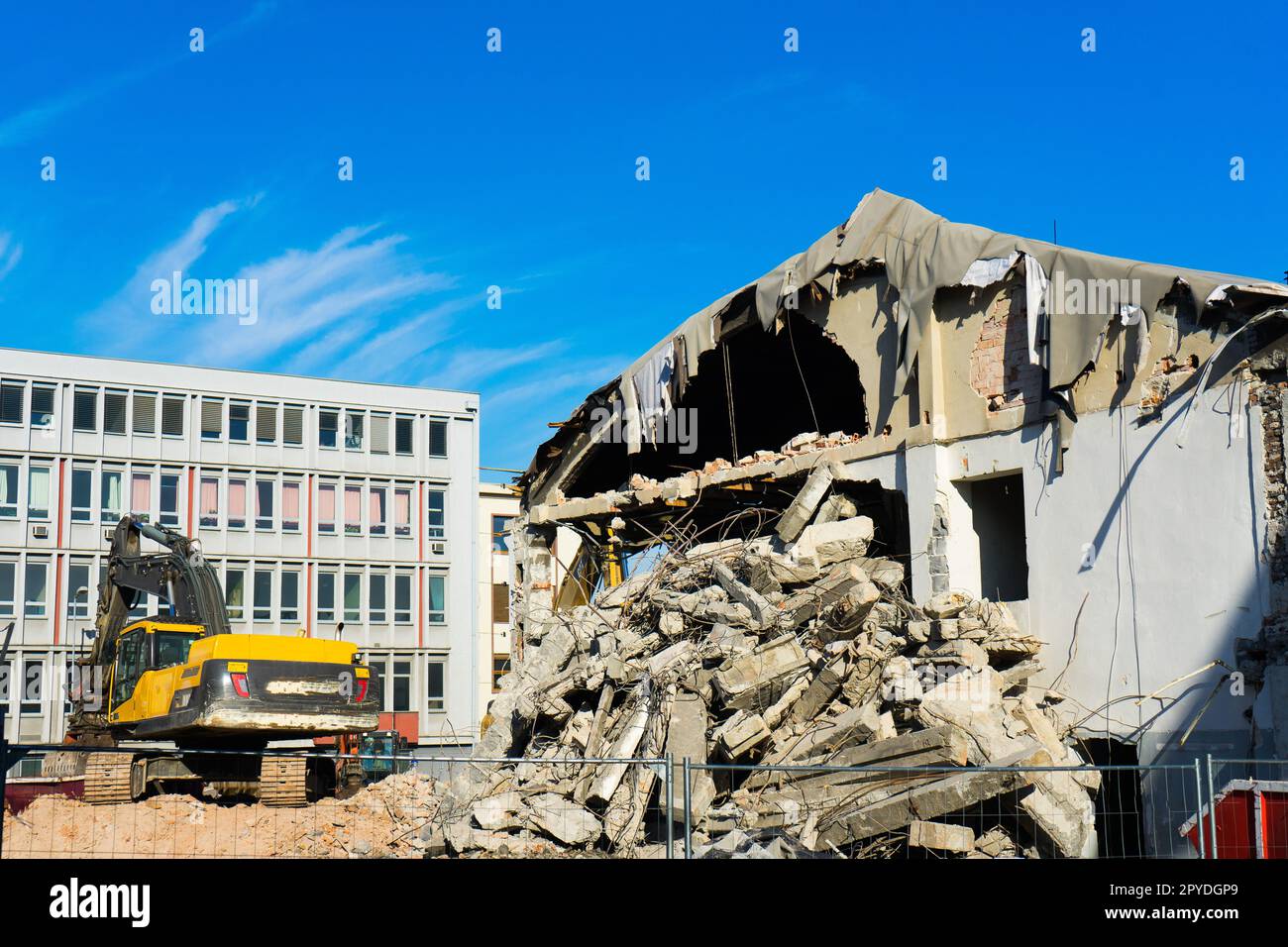 Chantier de construction creuseur jaune maison de démolition pour la reconstruction Banque D'Images