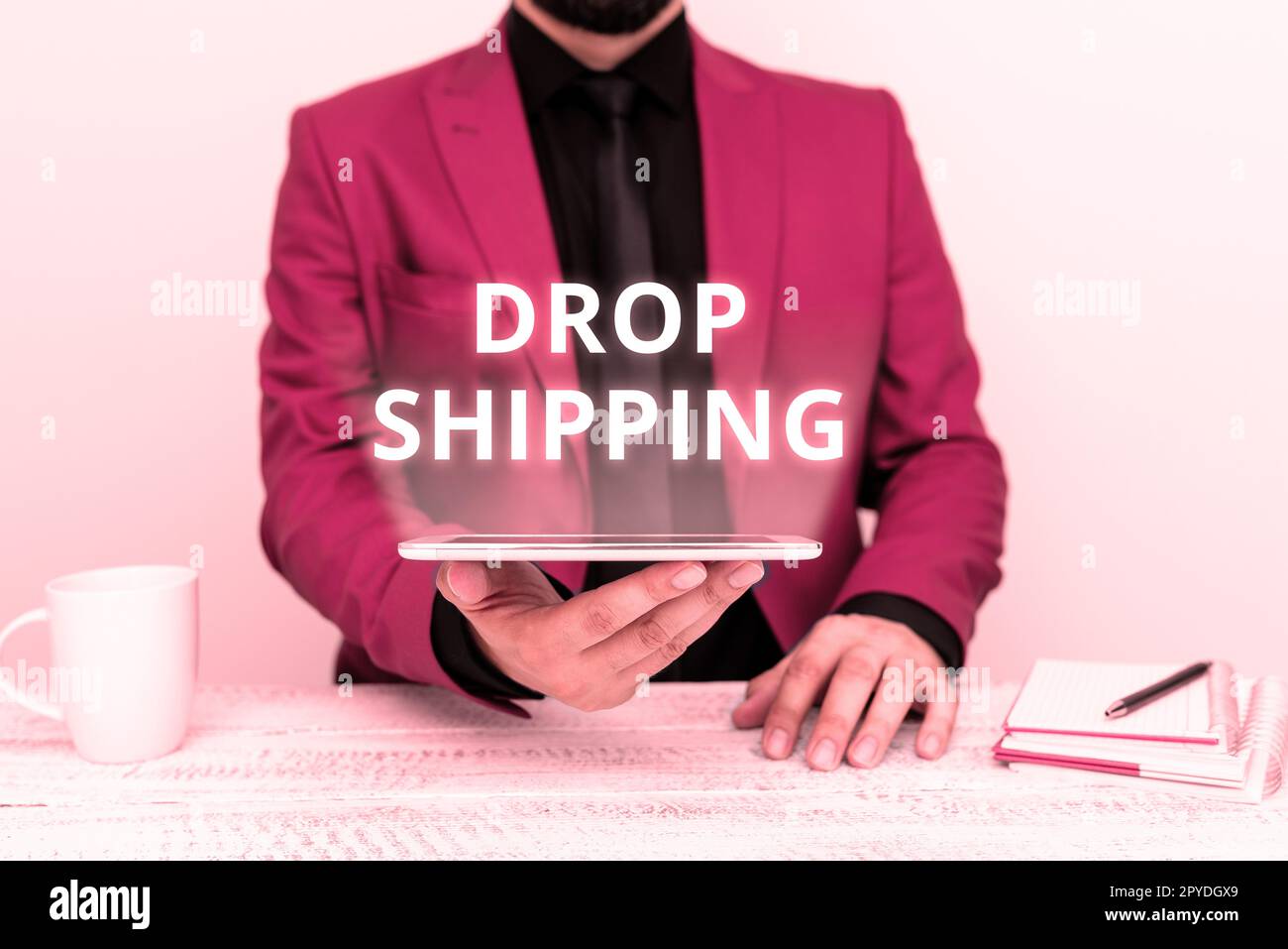 Envoi de texte d'écriture manuscrite. Concept d'affaires pour envoyer des marchandises d'un fabricant directement à un client plutôt qu'au détaillant Banque D'Images