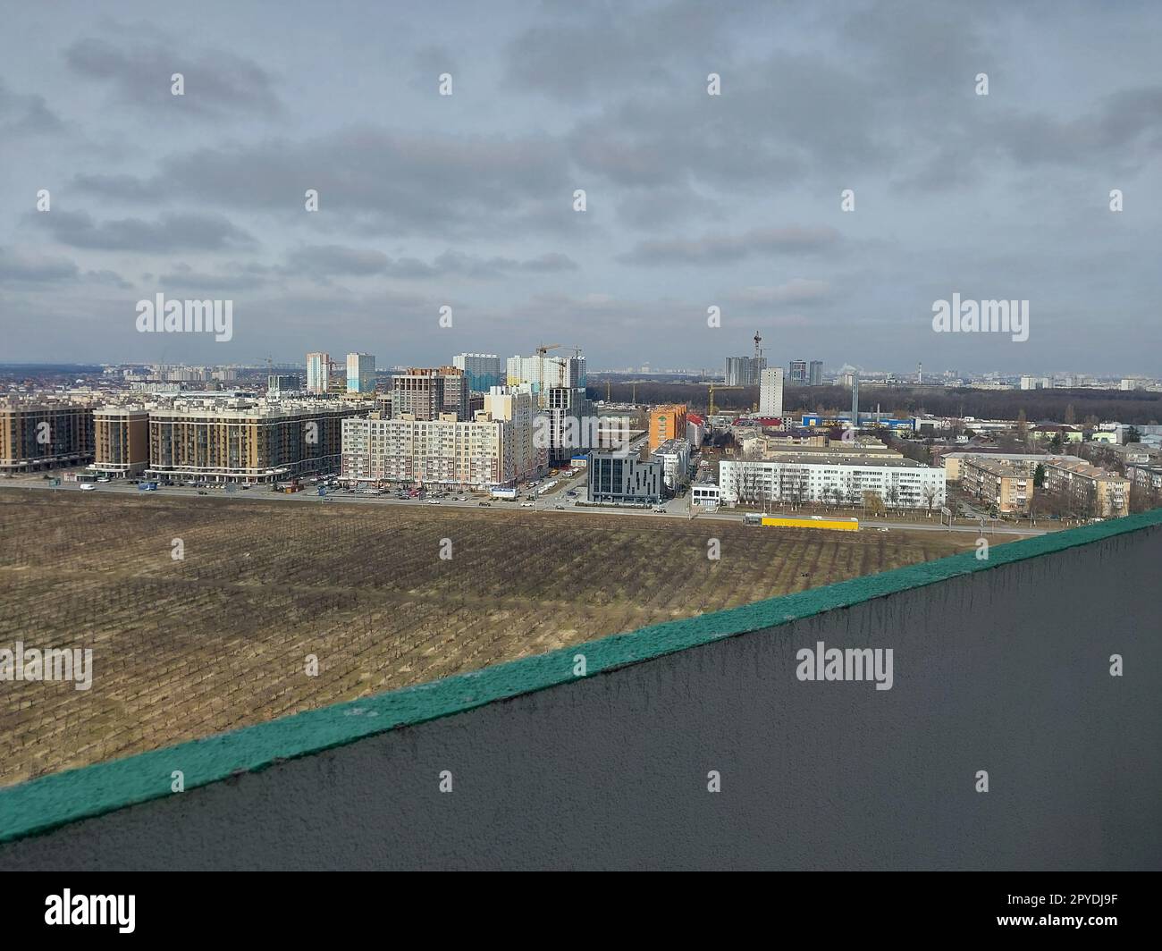 Panorama de la ville depuis la hauteur d'un immeuble de plusieurs étages Banque D'Images