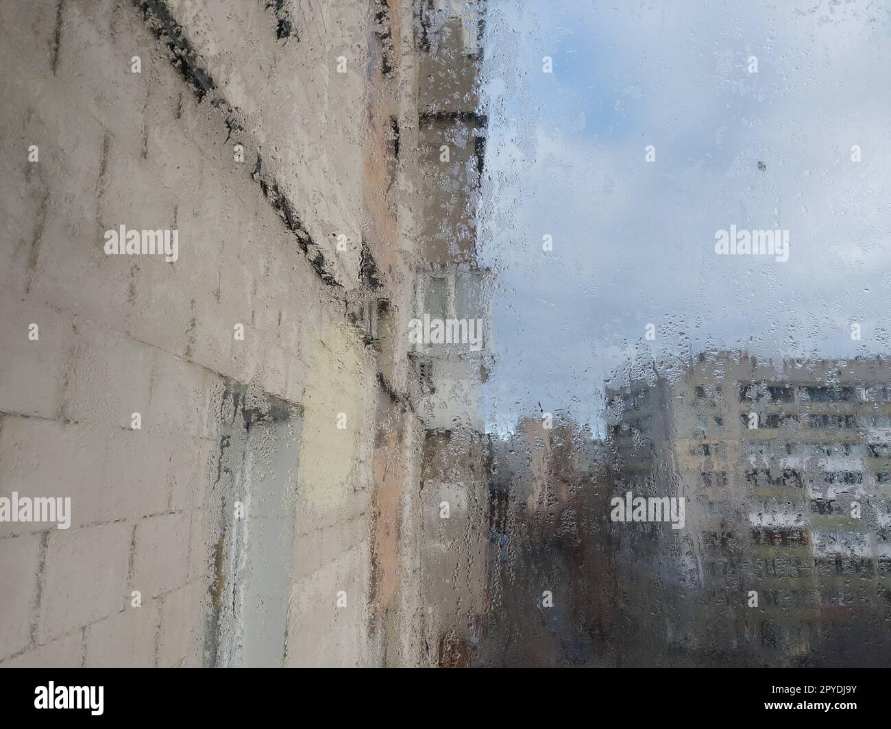 Verre brumé par l'évaporation de l'humidité sur le balcon Banque D'Images