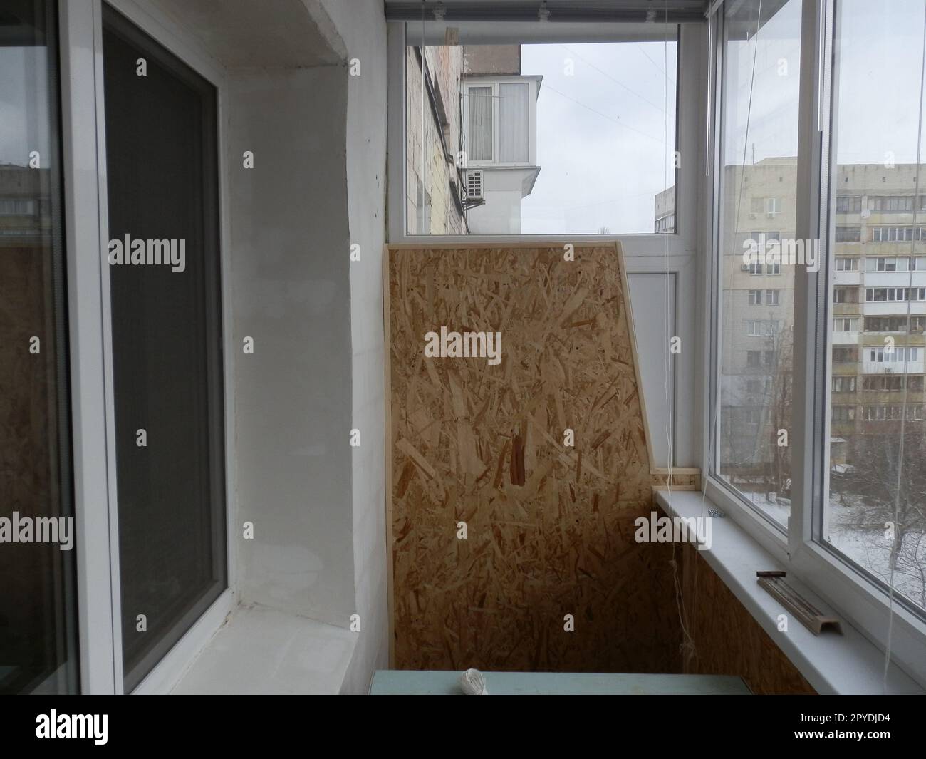 Chauffage et revêtement avec des dalles d'un balcon dans une maison d'appartements Banque D'Images