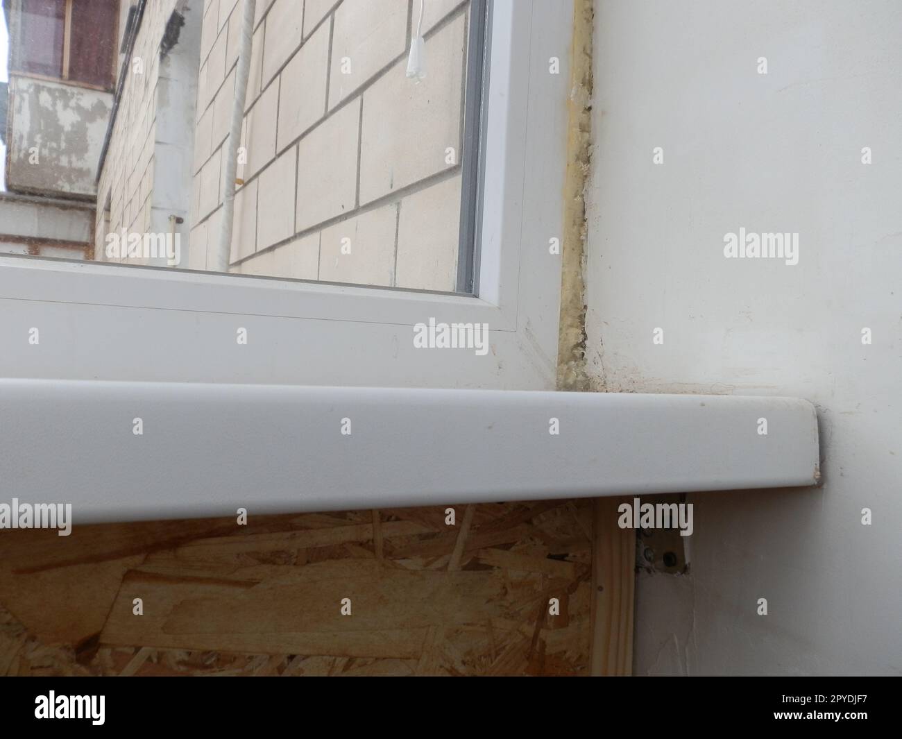 Chauffage et revêtement avec des dalles d'un balcon dans une maison d'appartements Banque D'Images