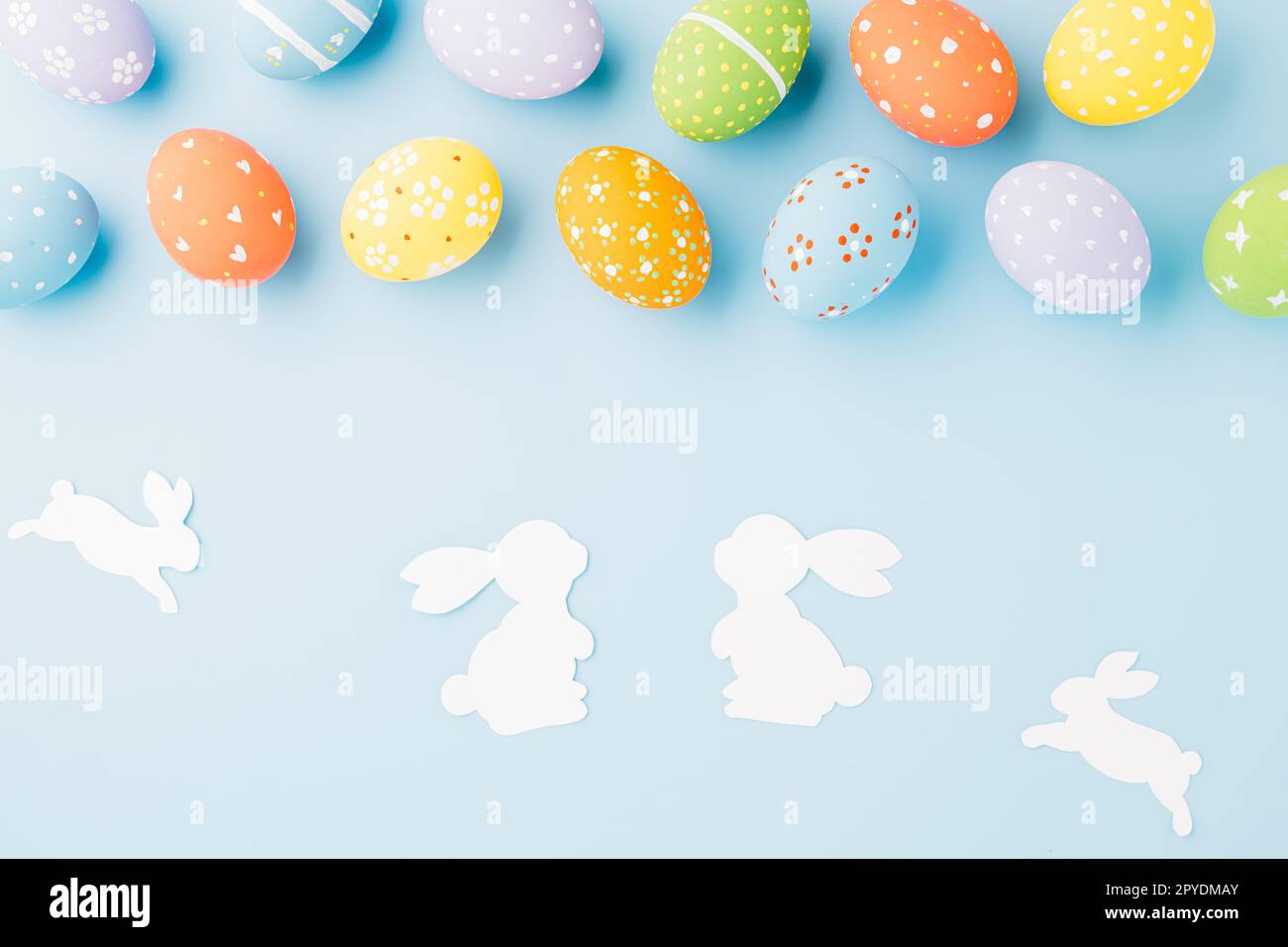 Oeufs de Pâques lapin et lapin blanc papier coupé isolé Banque D'Images