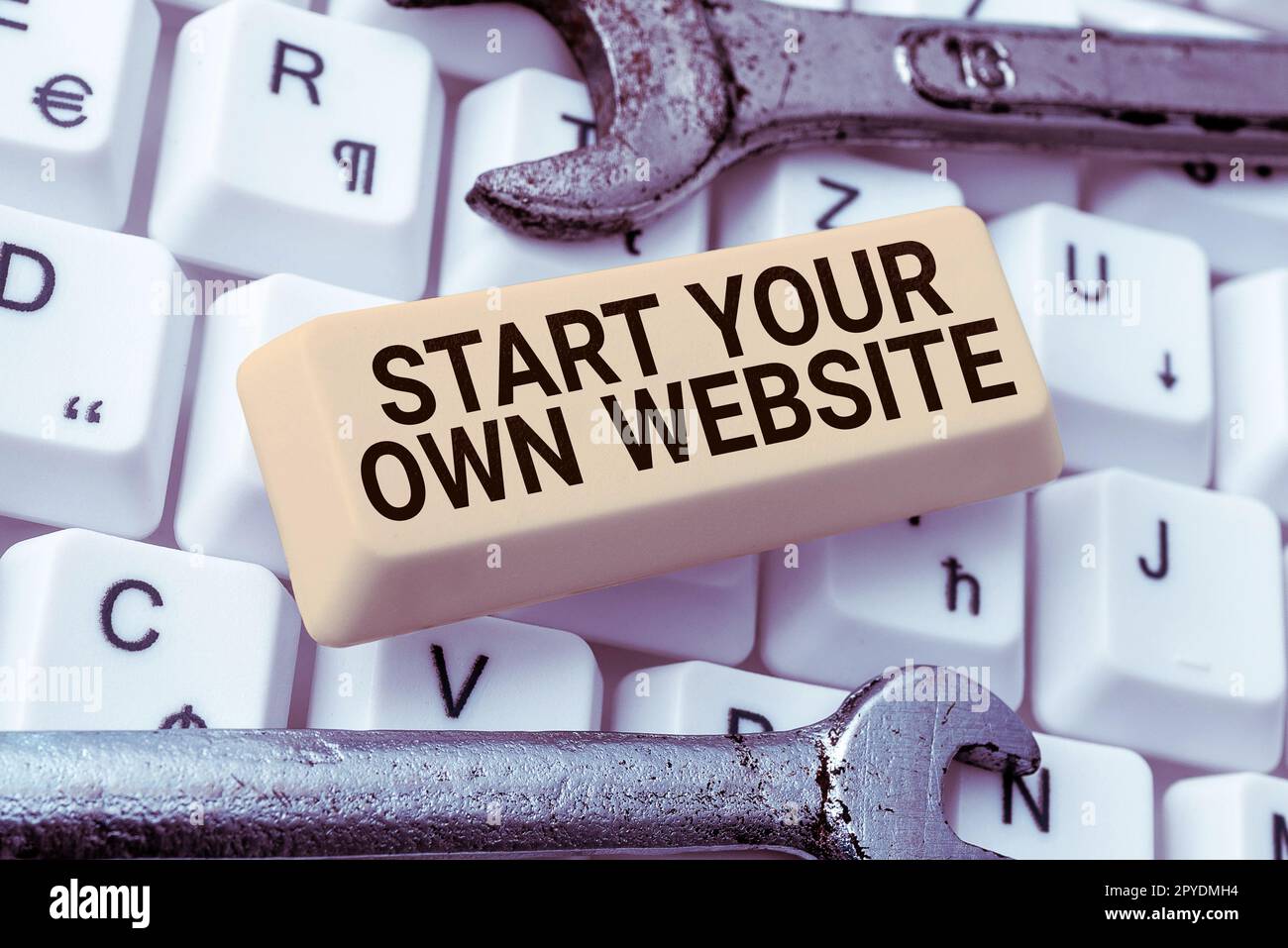 Texte manuscrite démarrez votre propre site Web. Mot écrit sur serve comme extension d'une carte d'affaires un site personnel Banque D'Images