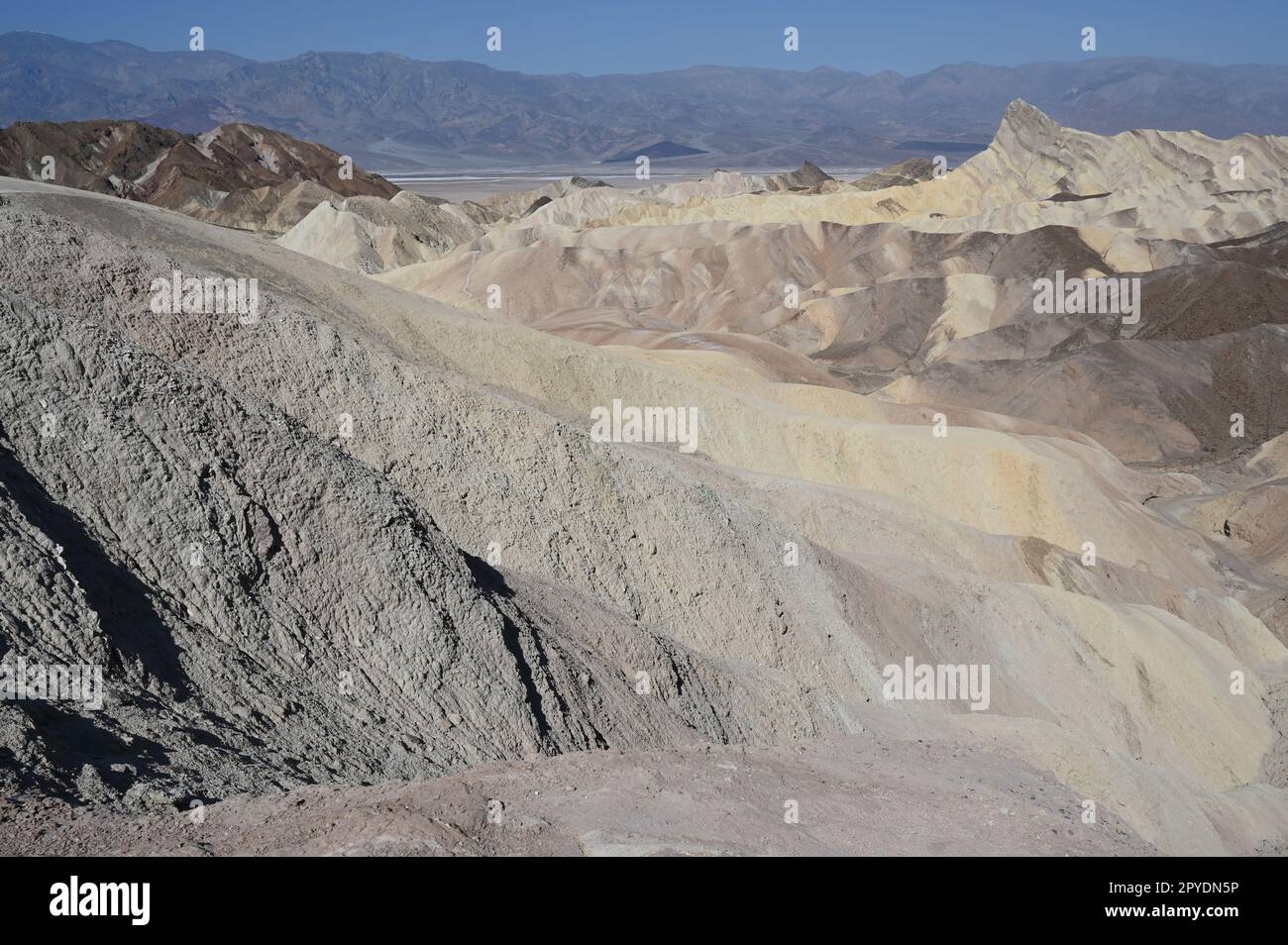 Zabriskie Point est une partie de l'Amargosa Range situé à l'est de la vallée de la mort dans Death Valley National Park en Californie, États-Unis Banque D'Images