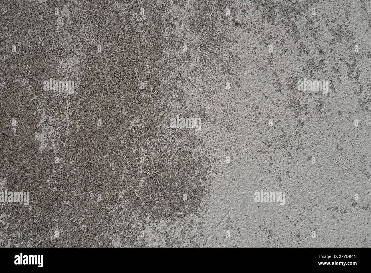 Texture plaquée. Surface blanchie à la chaux. Arrière-plan abstrait. Texture de structure rétro. Fissures et bosses sur le mur en béton. Coloration inégale avec peinture à base d'eau. Vieux plâtre en lambeaux Banque D'Images