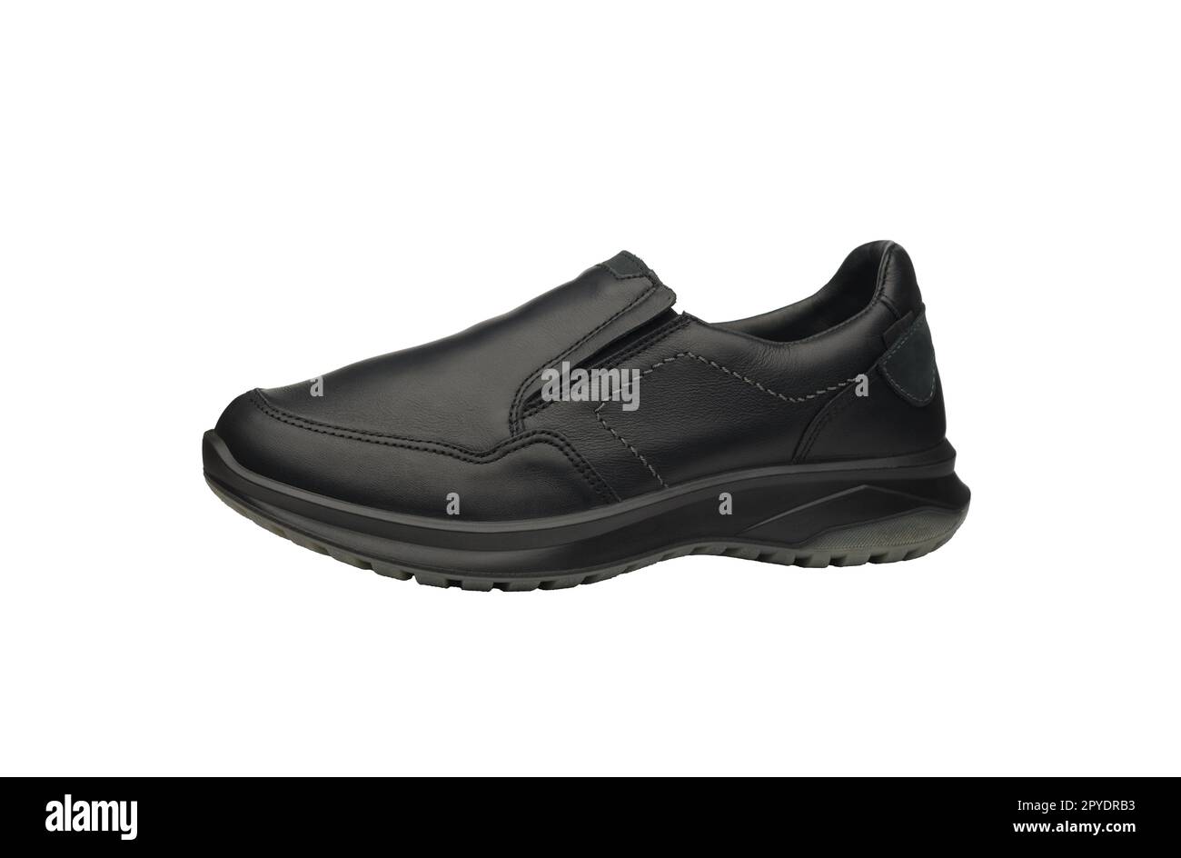 Baskets en cuir noir élastiquées hommes sans lacets isolées sur fond blanc. Chaussures de sport modernes décontractées avec semelles en caoutchouc. Baskets tendance. Mode masculine urbaine - chaussures hipster extensibles. Banque D'Images