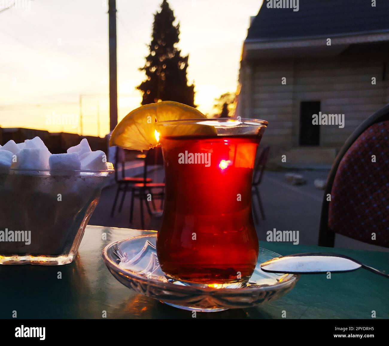 Thé turc dans un verre sur une table dans un café au coucher du soleil Banque D'Images