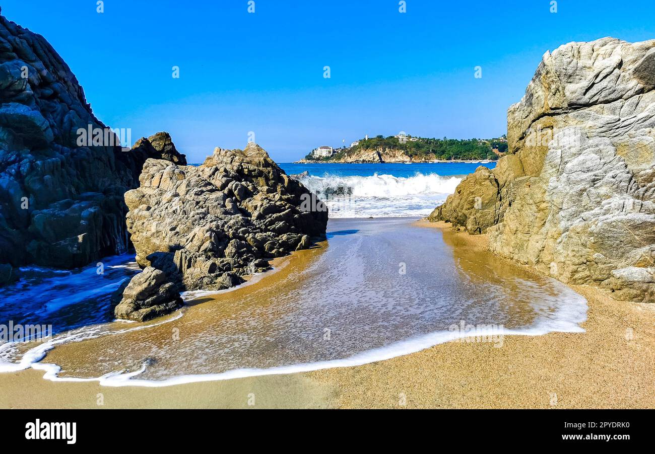 Grandes vagues de surfeur et rochers à la plage Puerto Escondido Mexique. Banque D'Images