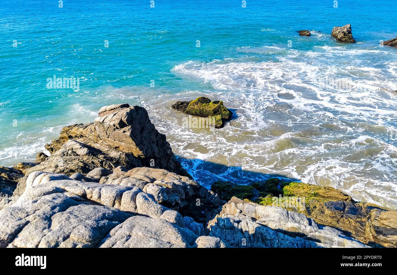 Grandes vagues de surfeur et rochers à la plage Puerto Escondido Mexique. Banque D'Images
