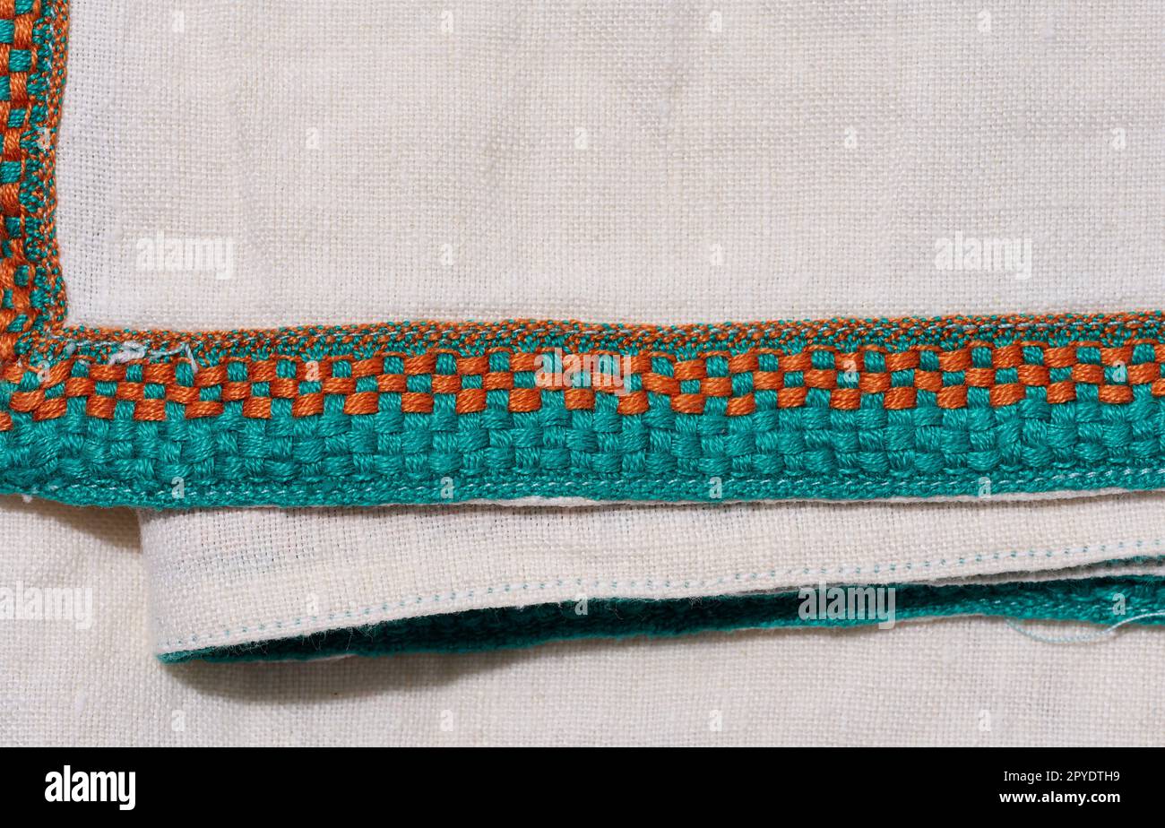 Morceau de tissu en coton pour faire des nappes et des serviettes de cuisine avec des éléments brodés verts Banque D'Images