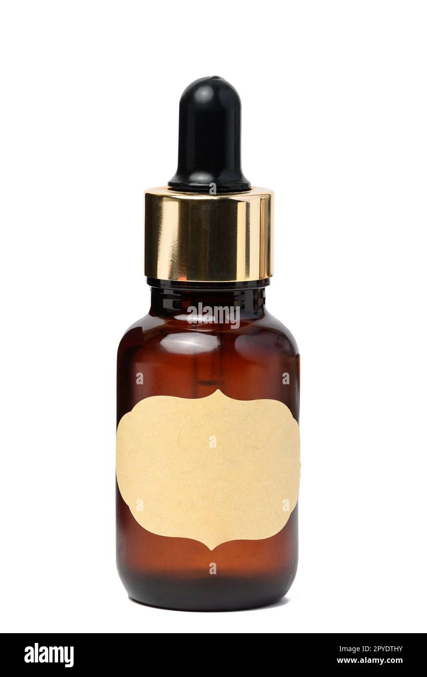 Une bouteille marron en verre avec compte-gouttes sur fond blanc isolé, contenant pour produits cosmétiques Banque D'Images