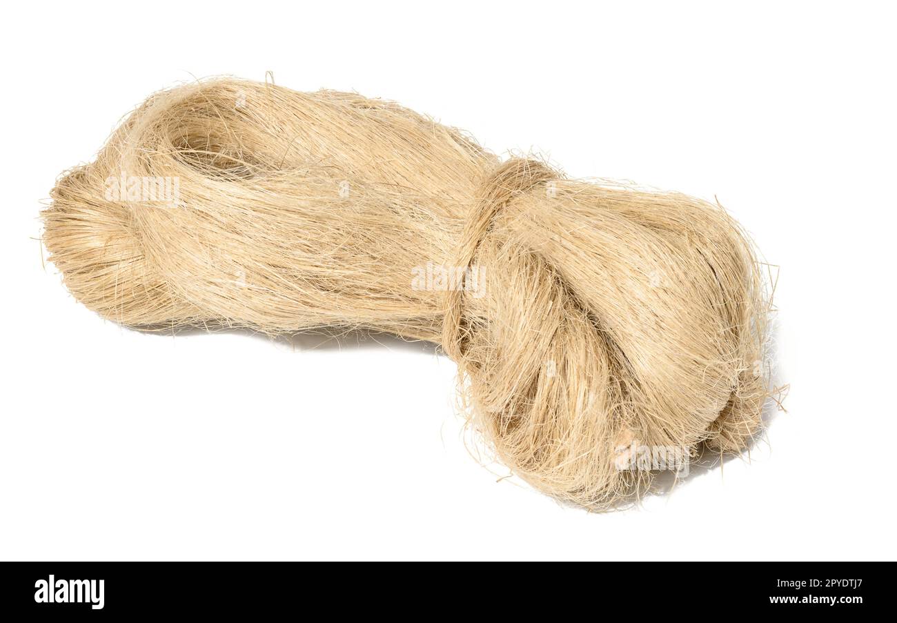 Corde de chanvre enroulée sur fond blanc, fibre pour travaux de plomberie Banque D'Images