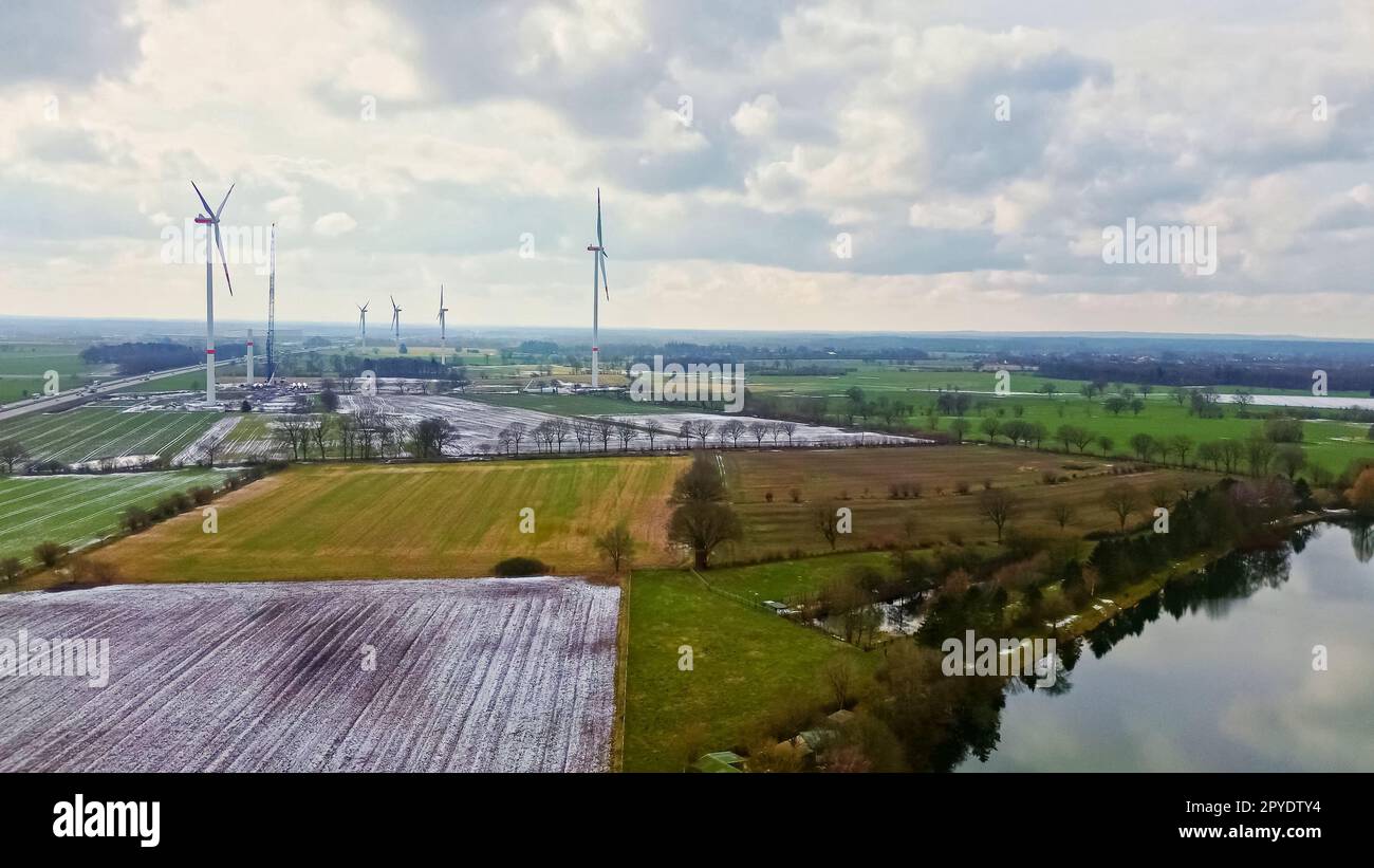 Vue de dessus sur l'autoroute allemande A7 avec quelques moulins à vent pour l'électricité renouvelable en construction. Banque D'Images
