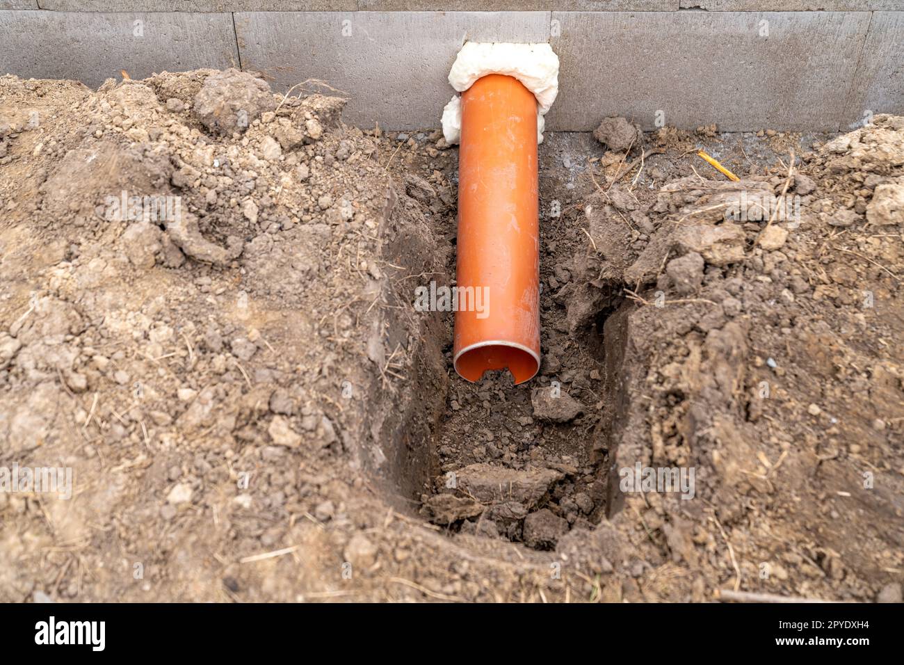 tuyau en plastique pour le réseau d'égouts dans la plaque de base du chantier Banque D'Images