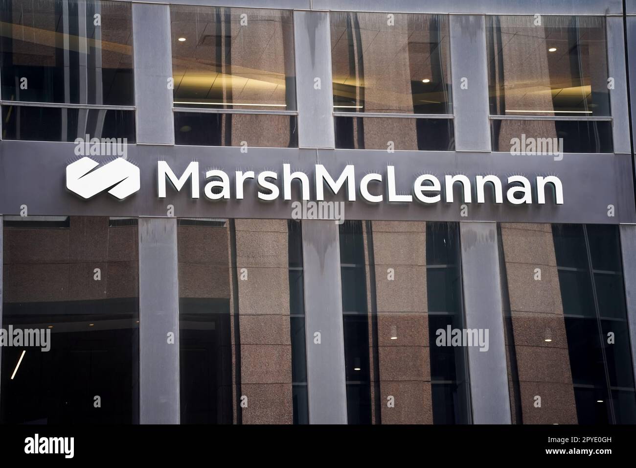 New York, NY - 26 avril 2023 : les sociétés d'assurances et de courtage financier Marsh McLennan signent à Midtown Manhattan avec leur nom et leur logo Banque D'Images