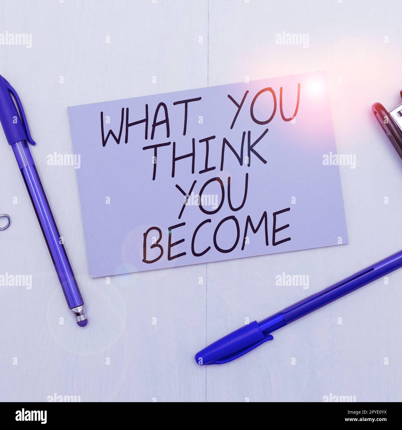 Légende de texte présentant ce que vous pensez devenir. L'idée d'affaires être réussi et positif dans la vie exigent de bonnes pensées Banque D'Images