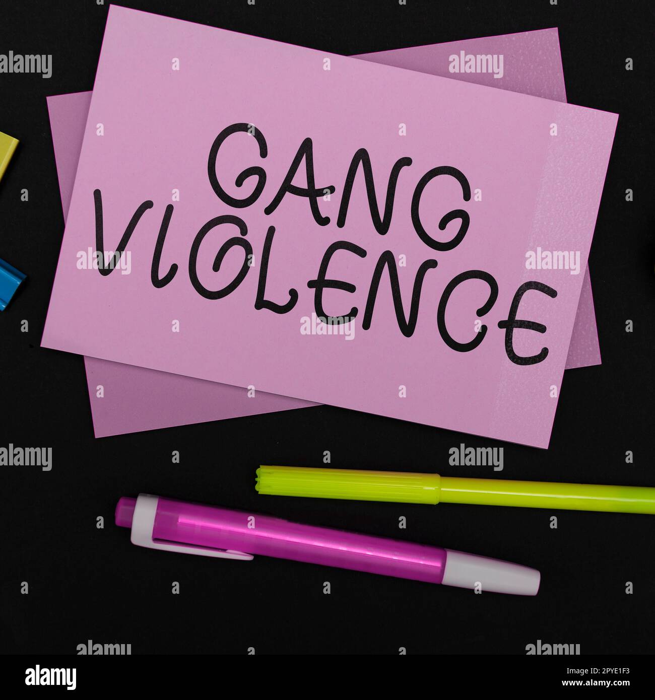 Affichage conceptuel violence des gangs. Violation des lois par des groupes de criminels et de gangsters Banque D'Images